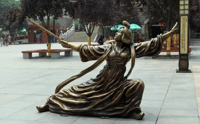 公孙大娘舞剑铜雕塑